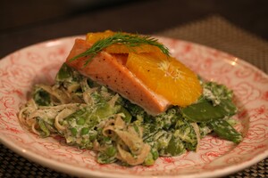 Zalm uit de oven met sinaasappel en groentepasta