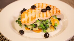 Spinazie-doperwten stamppot met gegrilde zalm