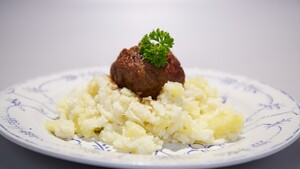 Appelstamppot met speciaal balletje
