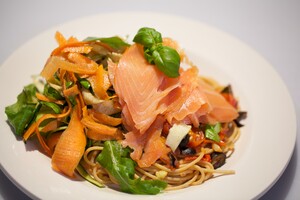 Volkoren spaghetti met gerookte zalm
