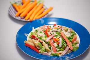 Pasta met doperwten, ham en pesto