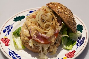 Broodje beenham met honing-mosterdsaus