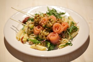 Zalm-courgettespiesjes met pastasalade
