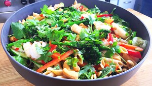 Oosterse pastasalade met garnalen