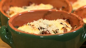 Gegratineerde paprika met basilicum en geitenkaas