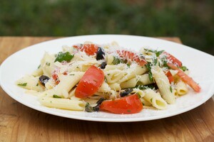 Pasta puttanesca-salade