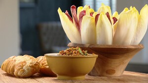 Witlofblaadjes met blue cheese dip en tapenade