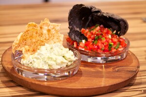 Zelfgemaakte kroepoek met avocadodip en tomatendip