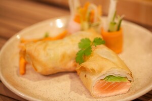 Zalmpakketje met avocado & groenterolletjes