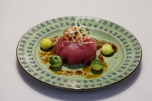 Tonijnbonbon met komkommersalade