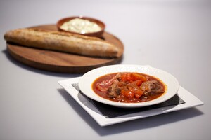 Tomaten coq au vin met saffraanmayonaise