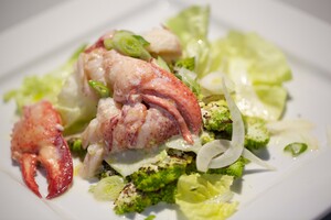 Kreeft met anijssaus en gegrilde romanesco-salade