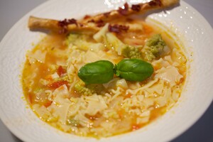Zuppa di romanesco con grissini (romanescosoep met een soepstengel)