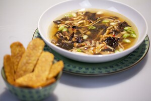 Vegetarische shiitake-bouillon met tempehchips