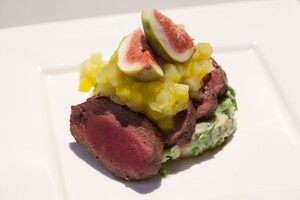 Gemarineerde hertenrugfilet met puree van raapsteeltjes en mangocompote