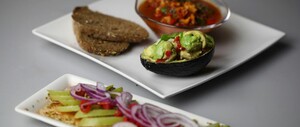 Avocado gevuld met coquilles, met Langosta Criolla en Chayotessalade