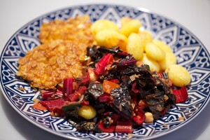 Kikkererwten-snijbietsalade met krokante kip