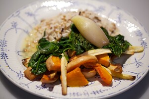 Geroosterde groente met spinazie en sinaasappelsaus
