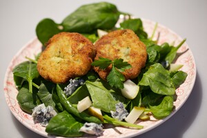 Courgettekoekjes met spinaziesalade
