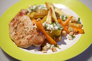 Geroosterde honinggroente met varkensfilet