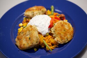Zalmkoekjes met vijfkleurengroente