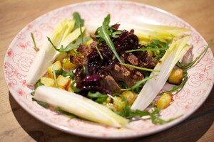 Biefstuk met balsamico-uien en witlof