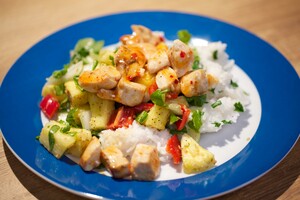 Paksoi-ananassalade met kokosrijst