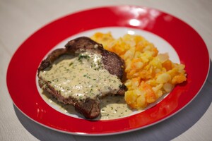 Peen en uien met karbonades en mosterdsaus