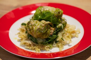 Involtini van groene kool met zoete aardappel-rucolapuree