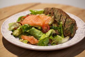 Gerookte zalmsalade met bieslookboterbrood