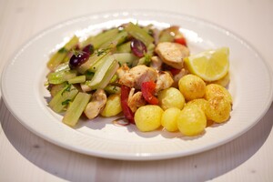 Cajunkip met gebakken bleekselderij en druiven