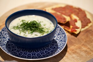 Yoghurtsoep met wraps ‘toast’