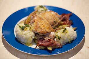 Kippendijen met rauwe ham en salie