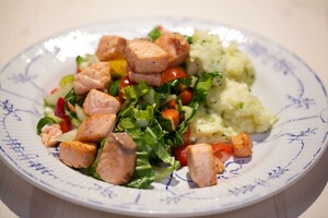 Paksoi-zalmsalade met smeuïge aardappelpuree