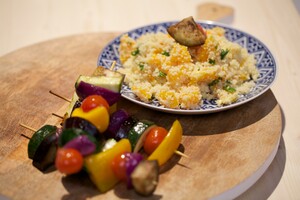 Groentekebab met couscoussalade