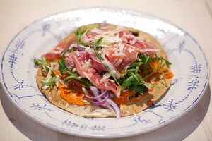 Tortilla-pizzasalade met rode paprikasaus