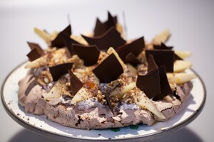 Chocopavlova met stracciatella en peer