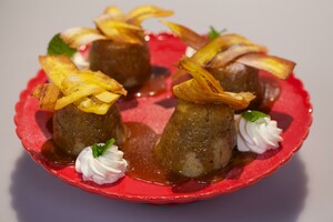 Warme bananenpudding met karamelsaus