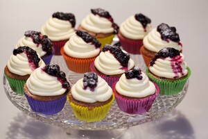 Rood fruit-cupcakes met roomkaas