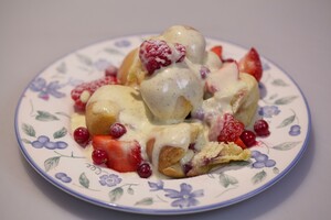 Buchteln met vanillesaus en rood fruit