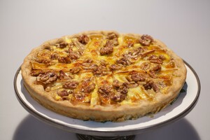 Peren-brietaart met walnoten en honing