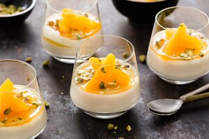 Midden-Oosterse melkpudding met gekonfijte mineola, pistachenootjes en vanille