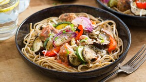 Spaghetti met saus van geroosterde groenten en gehaktballetjes