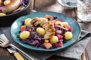 Winters pannetje met rode kool, krieltjes, saucijsjes, appel en venkel