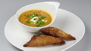 Zoete aardappel-karwijsoep met arganolie en briouats