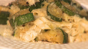 Zelfgemaakte pasta met gebakken courgette en pecorino pepata