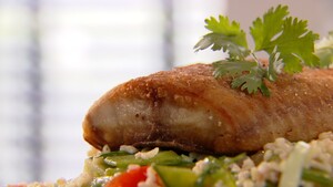 Gefrituurde meerval met roergebakken komkommer, ui en zoetzure saus