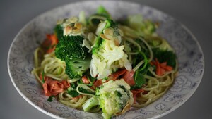 Linguine met gerookte zalm en rucola