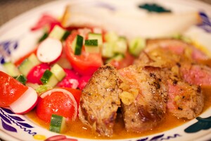 Biefstuk met brood, jus en salade