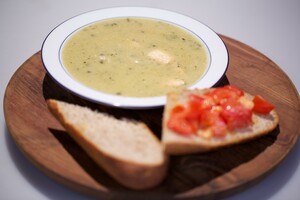 Courgettesoep met knoflook-tomatenbrood